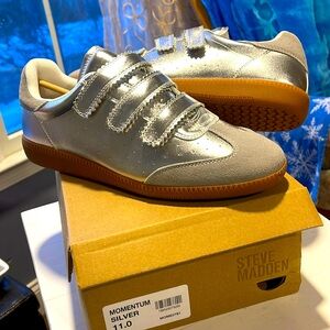 Steve Madden, momentum silver fashion sneakers sz 11 women’s